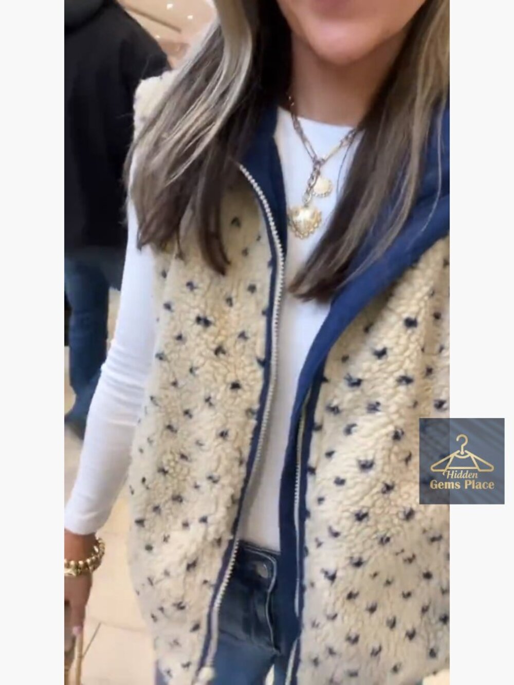 Sleeveless Faux Fur Fleece Vest with Pockets Zipper Closure - Picture 7 of 7